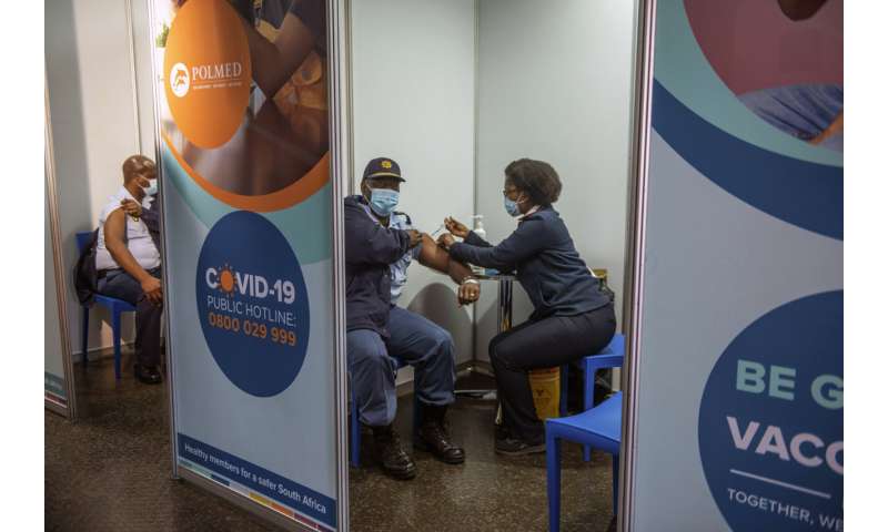 Afrika Selatan meningkatkan usaha vaksin, terlambat untuk lonjakan ini