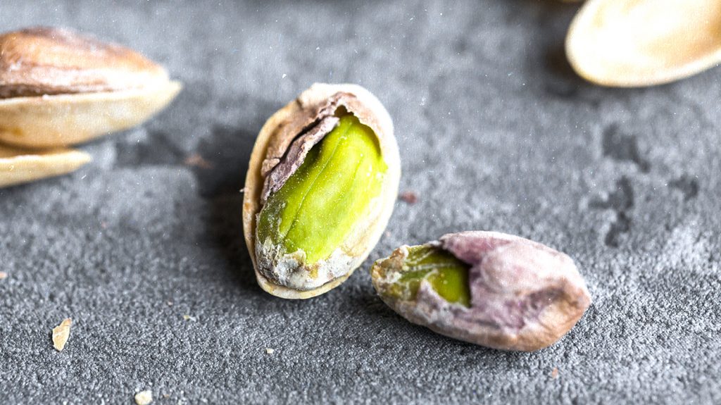 Kacang pistachio yang dikupas sebahagiannya