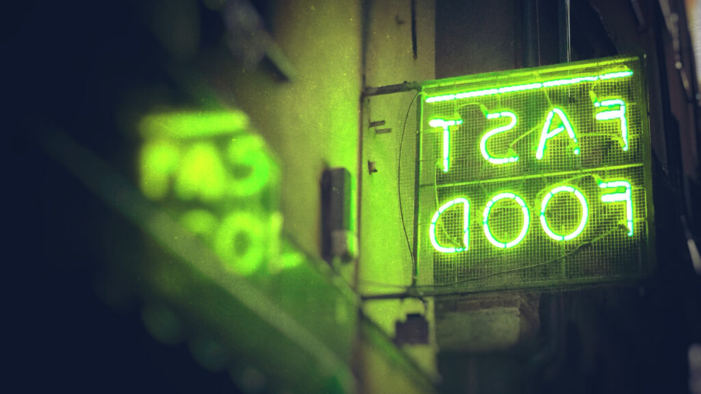 neon gyorsétterem felirat hátulról fényképezett