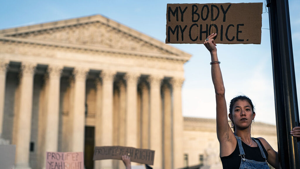Eine Frau hält bei einem Protest gegen das Abtreibungsverbot vor dem Obersten Gerichtshof der USA ein Schild mit der Aufschrift „Mein Körper, meine Wahl“.