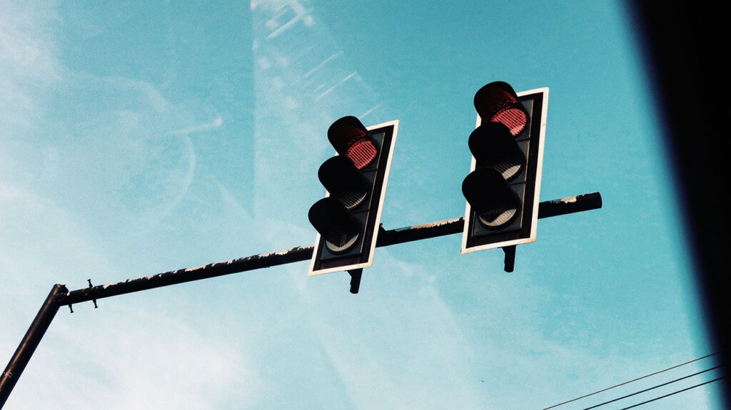 Lampu merah berhenti berkedip di lampu lalu lintas
