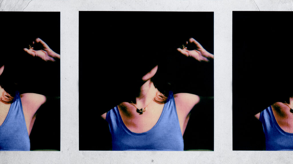 Fotocollage einer Frau mit blauem Tanktop, deren Gesicht von Schatten verdeckt wird