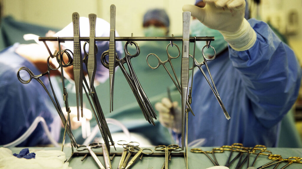 Operatsioonisaalis riiulil rippusid kirurgilised seadmed